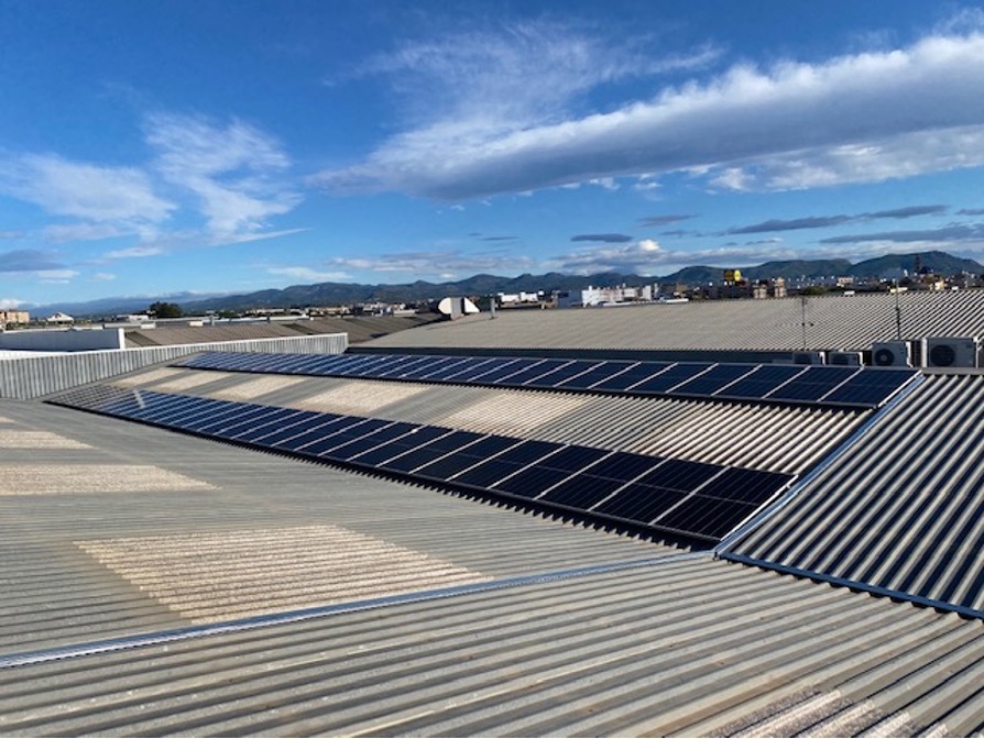 Nuestra apuesta por la sostenibilidad: instalamos paneles solares