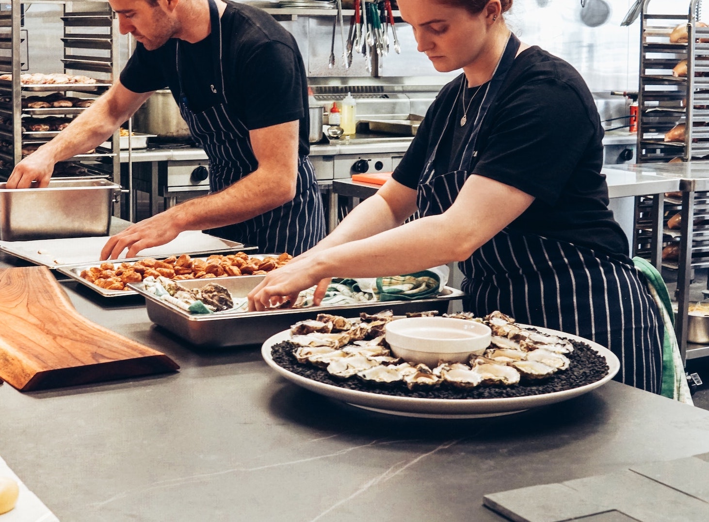 Cómo limpiar una plancha de cocina industrial